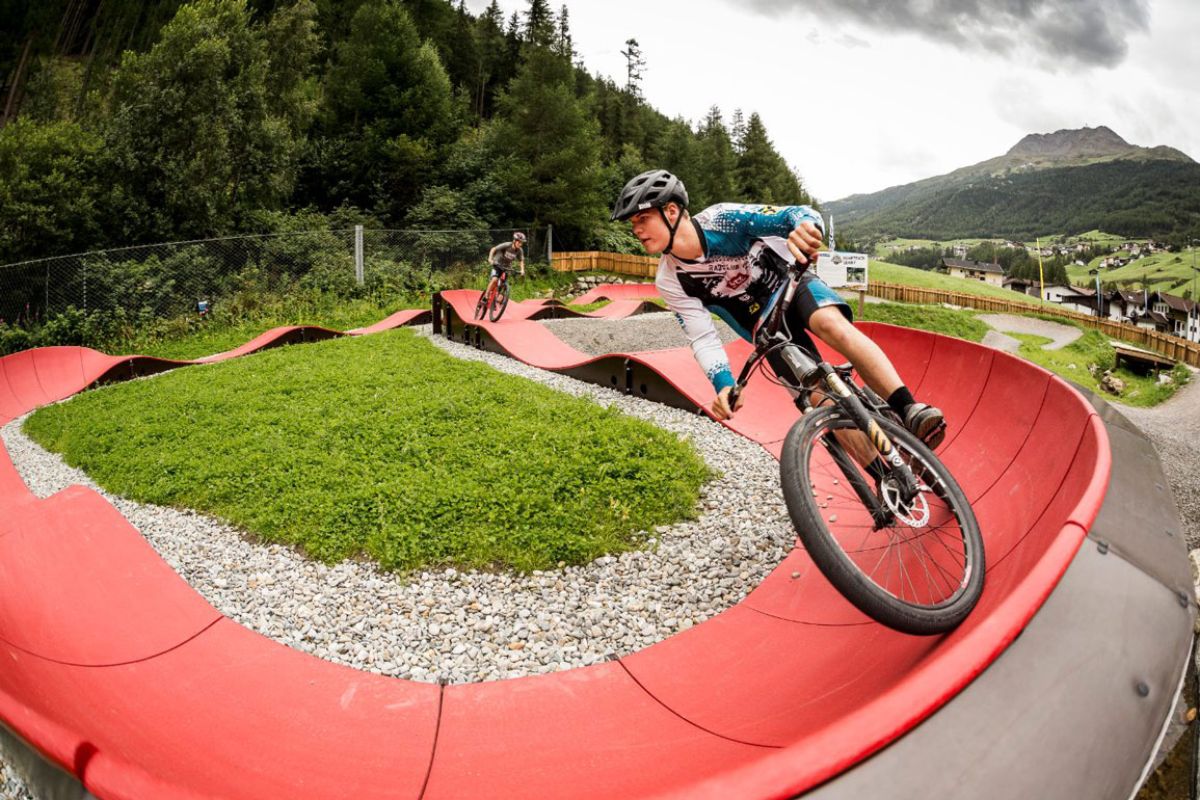 Pump tracks in the BIKE REPUBLIC / Fun and biking technique