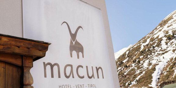 Hotel Macun - Schriftzug - *** Hotel Macun - bar&restaurant 17 - Vent