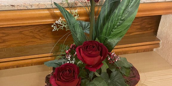 Ein hübsches Blumengesteck mit roten Rosen und lila Blüten. Grüne Blätter und dekoratives Gemüse ergänzen das Arrangement. - Mein Weißkugel - Vent
