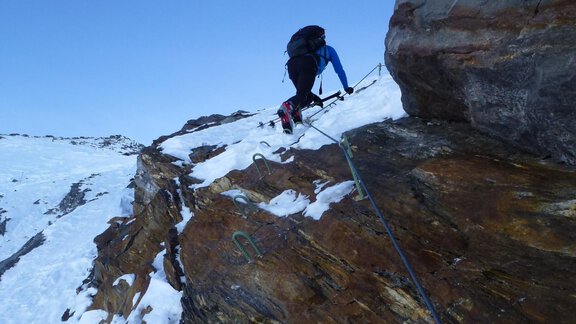 In early winter, or when there is little snow, if the metal anchors fixed in the solid rock are exposed, they will be used for the ascent. - Ötztal