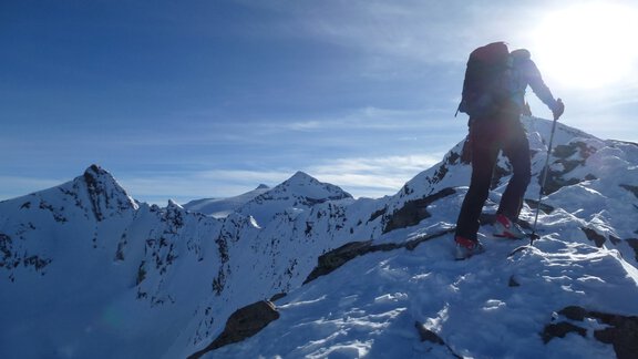We reach the start of the short but quite narrow and exposed north ridge. View towards the south to the Hinterer Seelenkogel 3470m. - Ötztal