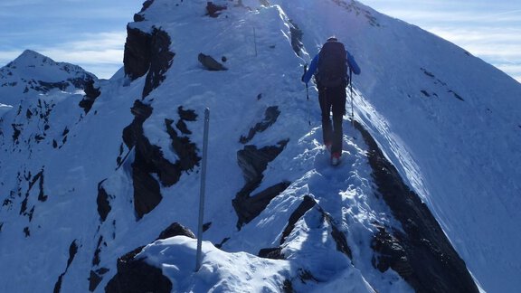 In the area of the north ridge, numerous securing pins are installed to properly secure those walking on the rope. - Ötztal