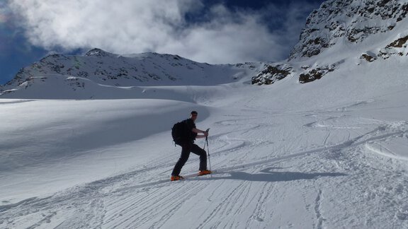 Die Geländeneigung ist auf 30° angestiegen, womit der weitere Anstieg nun mit zahlreichen Spitzkehren fortgesetzt wird. - Ötztal