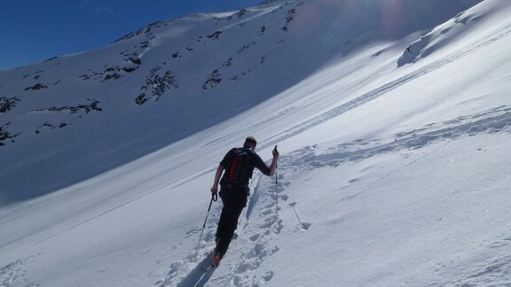 View of the directly accessible summit slope with northern exposure, which can be safely ridden under very secure avalanche conditions. - Ötztal