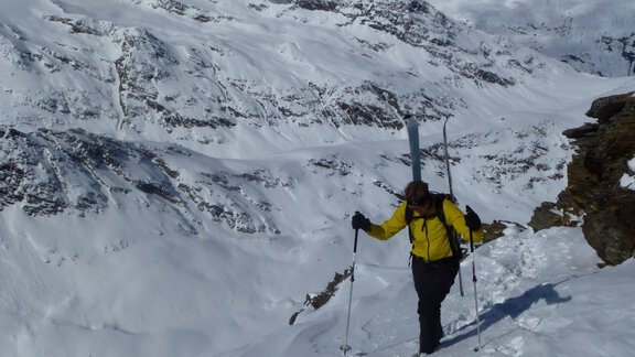 For a short time, we had to carry the skis on our shoulders. Depending on the snow conditions, however, it is also possible to continue the ascent with skis attached. - Ötztal