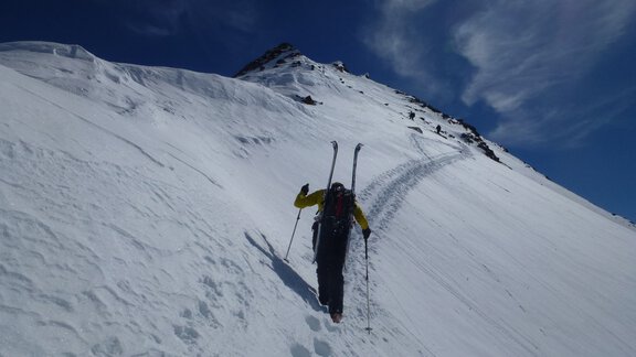 Kurzzeitig mussten wir die Skier schultern. Je nach Schneeverhältnissen kann man hier aber auch mit angeschnallten Skieren den Aufstieg fortsetzen. - Ötztal