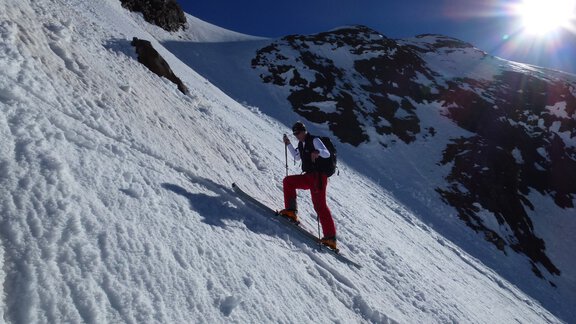 In spring, when the snow on this slope has turned into a hard melt-freeze crust, crampons must definitely be used here. - Ötztal