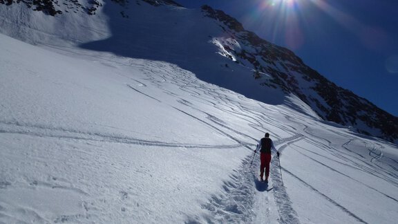 We are approaching the north face on glacier terrain that is still not too steep - Ötztal