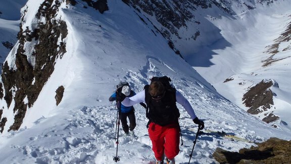If the northwest ridge is covered with snow, you can easily reach the summit by tramping. - Ötztal
