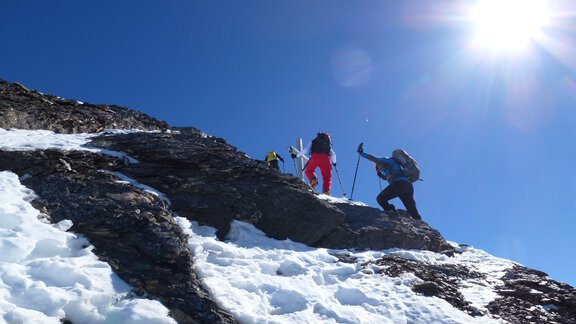 Without snow cover, you are moving on technically easy but brittle rock on hard permafrost soil that softens in the sunshine. There is a risk of slipping and falling. - Ötztal