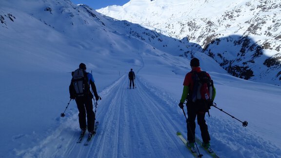 Wir verlieren dabei einige Höhenmeter bevor es wieder aufwärts geht. - Ötztal
