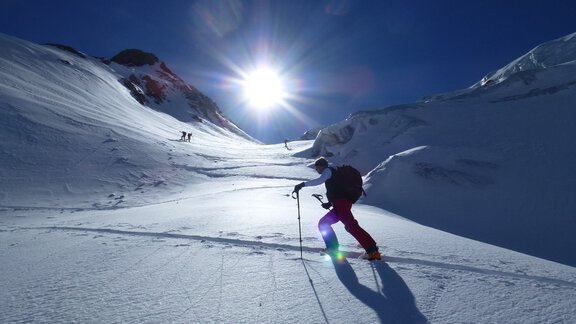 In the ascent, you no longer head toward the middle of the Gaibergferner because you would be exposed there to possible ice avalanches from the striking ice wall of the upper Gaisbergferner. Therefore, you keep to the far left during the ascent, even though here the glacier rises steeply at times to more than 40° and the danger of crevasses should not be underestimated. - Ötztal