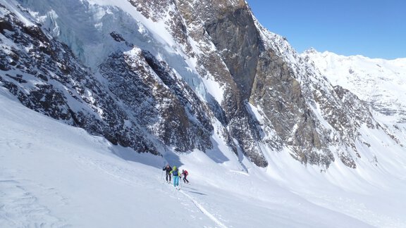We now have enough distance from the avalanche runouts on the Gaisbergferner. - Ötztal