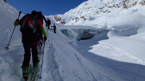 In spring 2014, the further ascent was continued on the orographically right side of the glacier tongue. However, this may change at any time due to the glacier retreat. - Ötztal