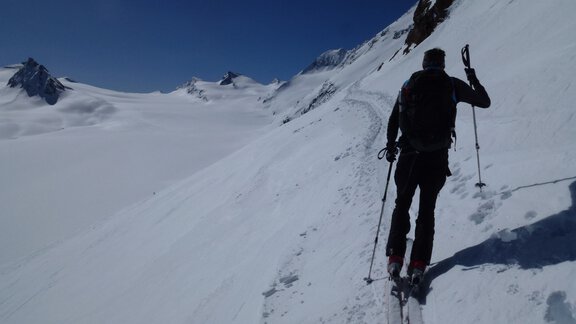 In numerous hairpin bends and along slightly flatter terrain steps, but in consistently very avalanche-prone terrain, the route now goes up to the Kleinleitenferner. - Ötztal