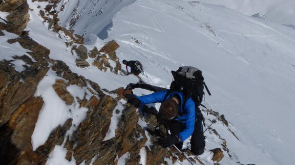 From the ski depot, the last few meters involve occasional easy climbing (grade II) towards the summit - Ötztal