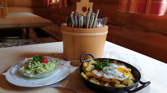 Tyrolean fried potatoes with fried egg and coleslaw - Ötztal Tourismus Büro Oetz