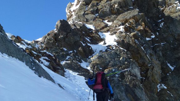 Man steigt soweit als möglich mit angeschnallten Skiern auf - Ötztal