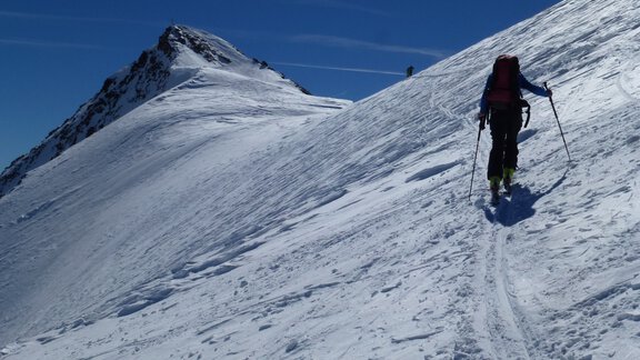 Jetzt geht es über den flachen, oberen Teil des Wasserfallferners zum Gipfelaufschwung - Ötztal