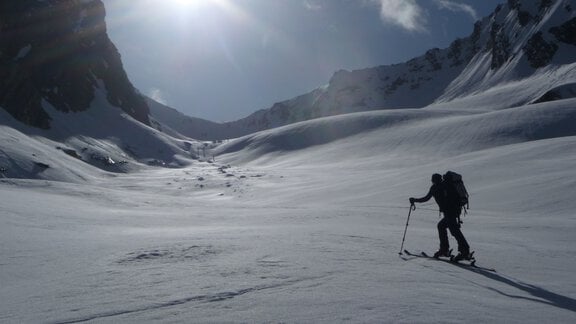 Ascent with a still pleasant gradient over the Rotmoosferner. Glacier crevasses were not an issue here even in the very snow-poor winter of 2011/12 on the Ötztal main ridge. - Ötztal