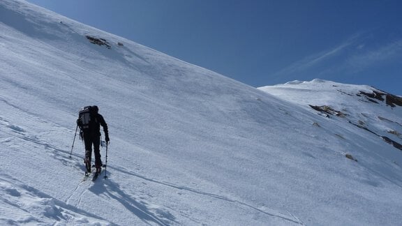 We traverse across terrain steep at 35° to 40° to reach the southwest ridge - Ötztal