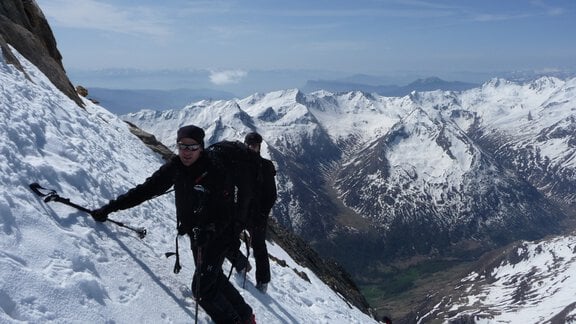At the latest at Pt.3300m, you have to leave the ski depot. The terrain slope is now sometimes more than 40°. - Ötztal