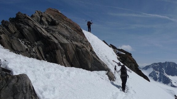 This time we are taking the skis with us to the summit. - Ötztal