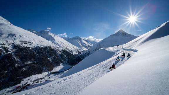 Descent on curves into the valley... with a view of the mountaineering village Vent and the Talleitspitze - Bianca Klotz