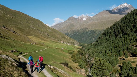 Hiking trail Hochjoch Hospice with view towards Rofen - Bianca Klotz