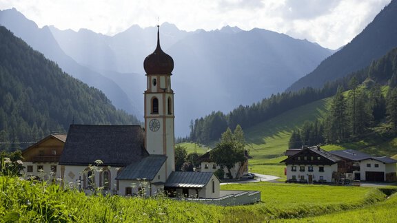 Kirche Maria Hilf - Gästehaus Elisabeth - Gries