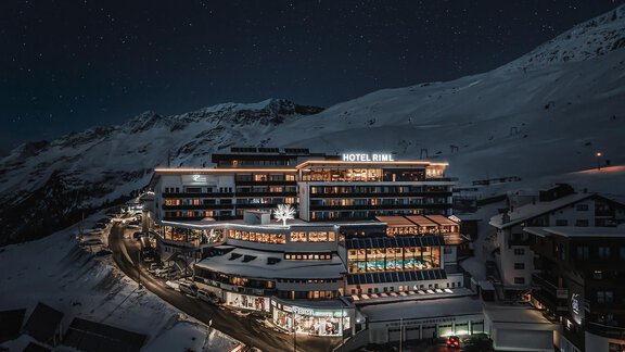Außenaufnahme bei Nacht - SKI | GOLF | WELLNESS Hotel Riml ****S - Hochgurgl