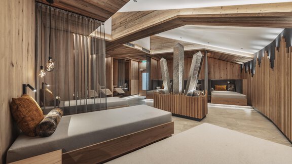 Ein modernes, stilvolles Zimmer mit Holzelementen und einem minimalistischen Design. Die Atmosphäre ist gemütlich und einladend. - SKI | GOLF | WELLNESS Hotel Riml - Hochgurgl