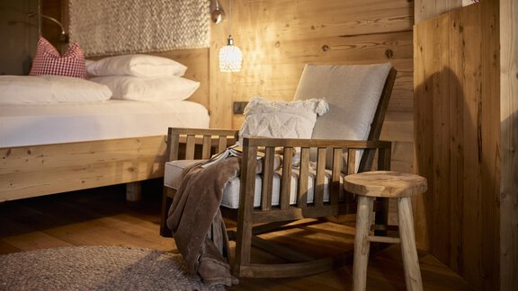 ZimmerDetailSchaukelstuhl2_Julian_Raggl1797 - Hotel Alpenfriede - Hochsölden