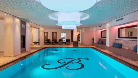 A modern indoor pool with blue water and an elegant design. The atmosphere is calm and inviting. - Art & Relax Hotel Bergwelt - Obergurgl 