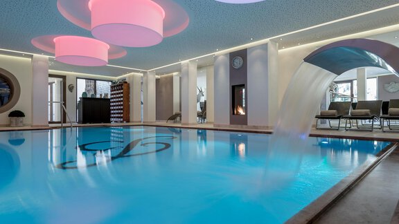 An elegant indoor pool with clear water and stylish, illuminated ceiling lights. The surroundings are modern and inviting, ideal for relaxation. - Art & Relax Hotel Bergwelt - Obergurgl 