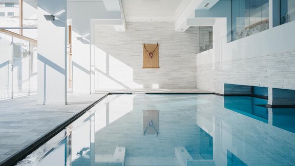 A modern indoor pool with transparent water. Large windows let in plenty of light and create a relaxed atmosphere. - The Crystal VAYA Unique - Obergurgl 