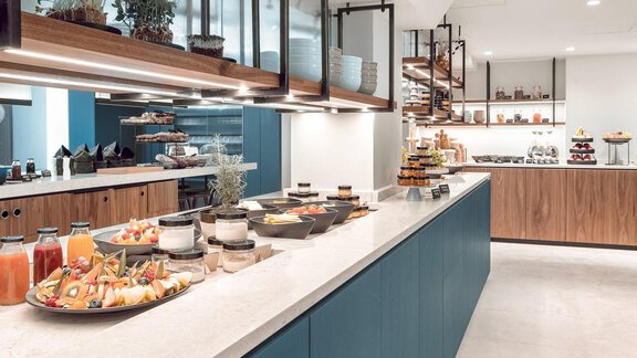 Ein elegantes Restaurant mit einem modernen Buffet. Auf dem Tisch sind verschiedene Speisen und Getränke hübsch angerichtet. - AlpenParks The Secret Sölden - Sölden