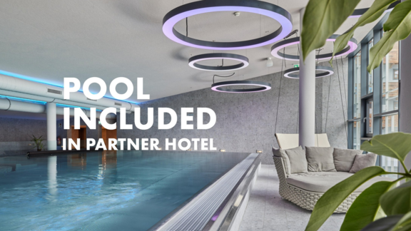 Ein moderner Innenpool mit stilvollen Beleuchtungen. Entspannen Sie in der eleganten Atmosphäre des Partnerhotels. - ALPINE LOFT SÖLDEN - Sölden