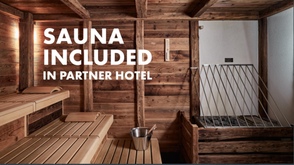 Eine moderne Sauna aus Holz mit gemütlichen Liegen. Der Raum ist gut beleuchtet und lädt zur Entspannung ein. - ALPINE LOFT SÖLDEN - Sölden