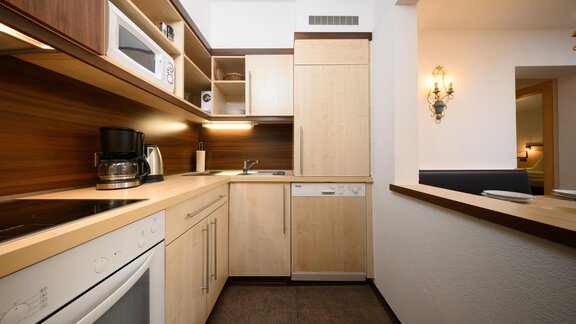Eine moderne Küche mit Holzregalen und eingebauten Geräten. Die Atmosphäre ist hell und einladend. - Appartement Alpin - Sölden