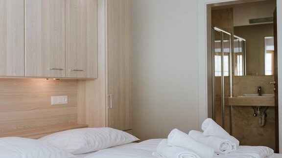 Schlafzimmer rechts mit Badezimmer_Bergbach - Appartement Bergbach Sölden - Sölden