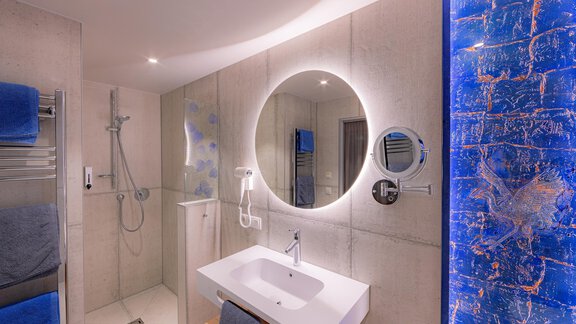 Clemantis Dusche mit Schwan - Appartements Lorenzi - Sölden