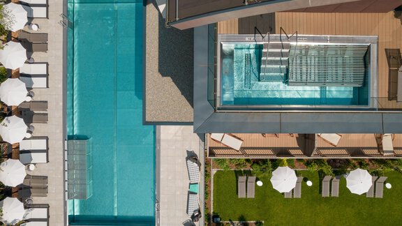 Außenpool_Drohnenaufnahme_Dominik_Rossner - Bergland Design- und Wellnesshotel Sölden - Sölden