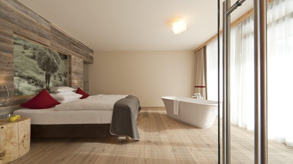 Wellness Suite mit freistehender Badewanne im Desi - Bergland Design- und Wellnesshotel Sölden - Sölden