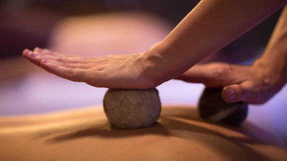 Massagetechniken mit Schafwolle - Bergland Design- und Wellnesshotel Sölden - Sölden