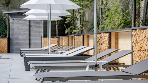 Sonnenliegen am Outdoorpool - Bergland Design- und Wellnesshotel Sölden - Sölden