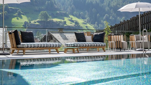 Sonnenliegen am Outdoorpool - Bergland Design- und Wellnesshotel Sölden - Sölden