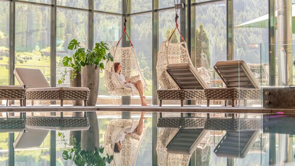 Entspannen am Innenpool im Bergland - Bergland Design- und Wellnesshotel Sölden - Sölden