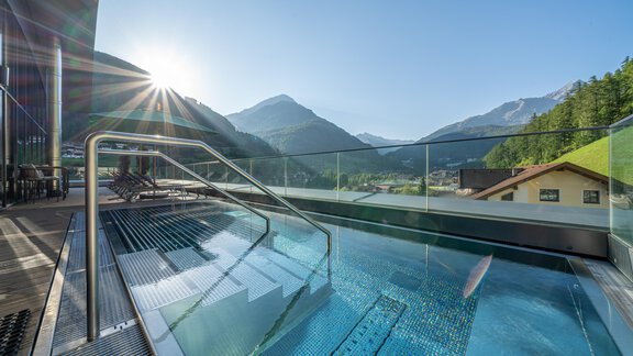 Whirlpool über den Dächern von Sölden - Bergland Design- und Wellnesshotel Sölden - Sölden