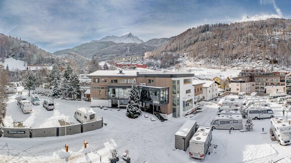 Ein verschneites Dorf in den Bergen mit modernen Gebäuden. Die Umgebung ist ruhig und malerisch, umgeben von schneebedeckten Bergen. - Camping Sölden - Sölden